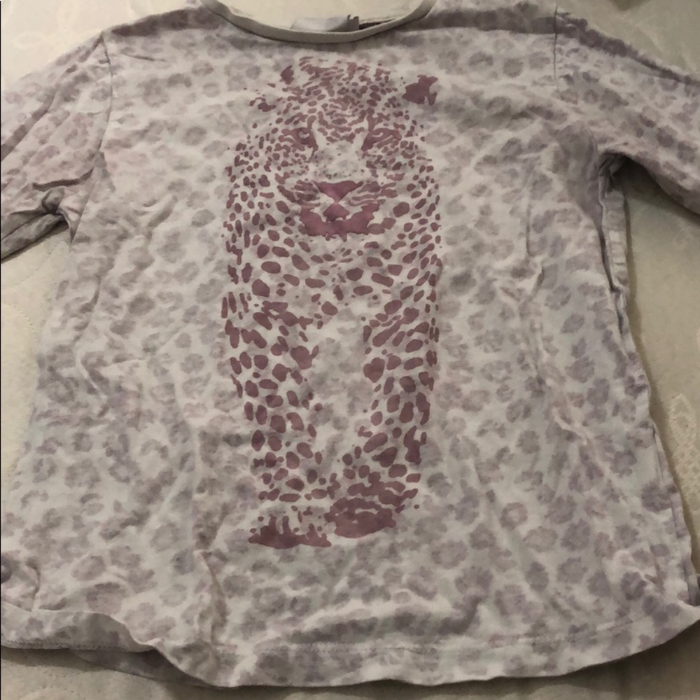 Girls long sleeve shirt.